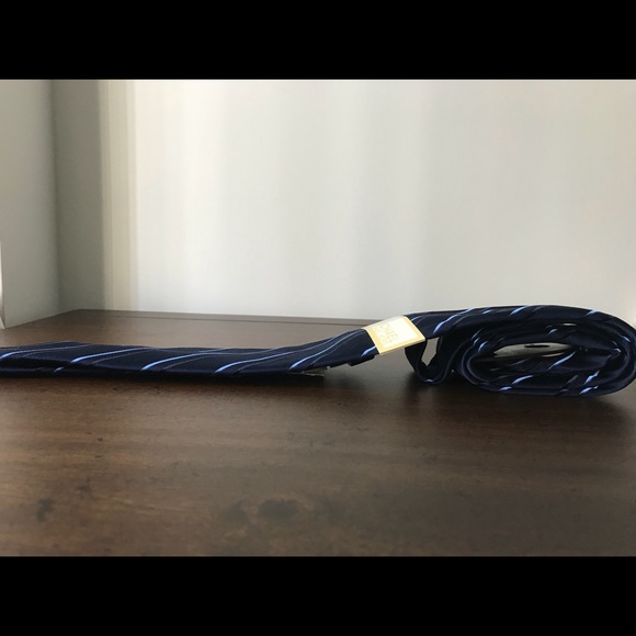 JUST IN 100% Silk Michael Kors Tie - Picture 3 of 5